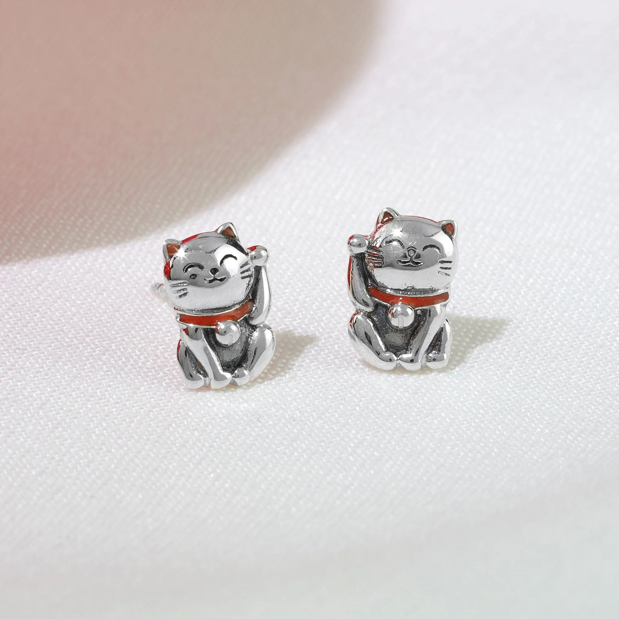 Detailed Maneki Good Luck Cat - Image 7