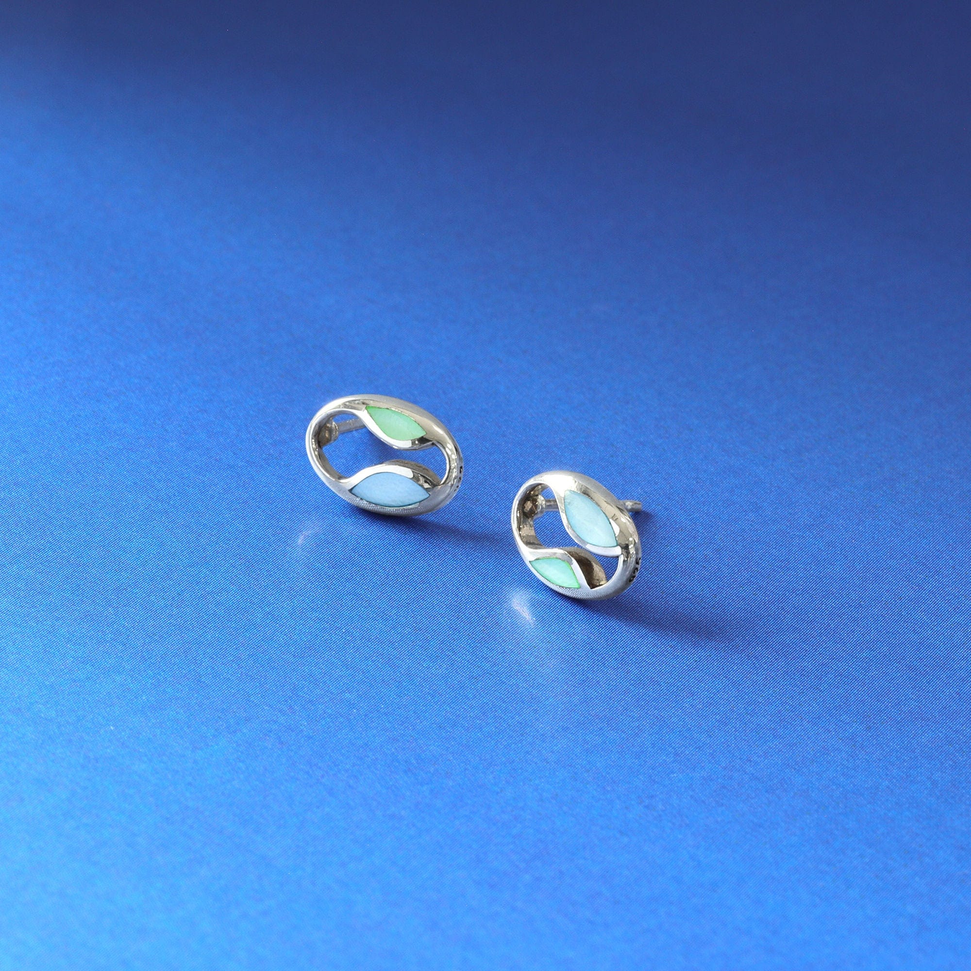 Open Oval Shape Stud with Two Color Stones - Image 3