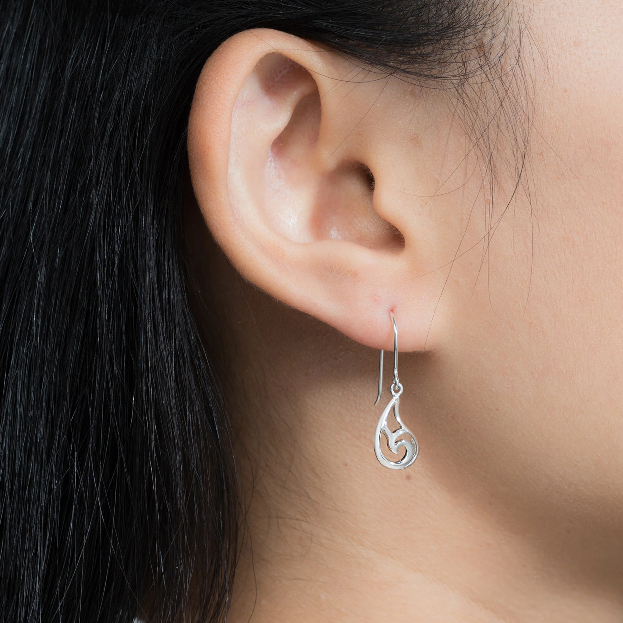 Wave Outline Dangle Earrings - Image 2