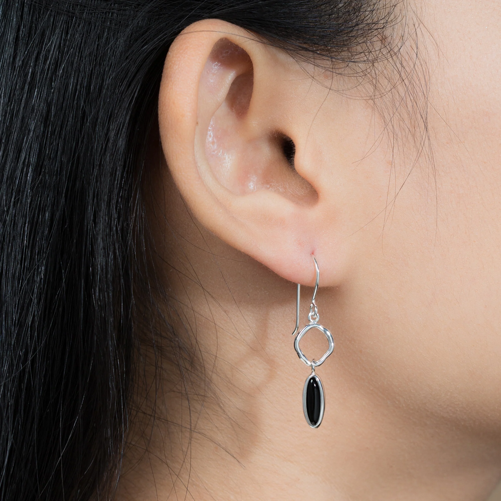 Wavy Link Oval Dangle Earrings with Stone - Image 2