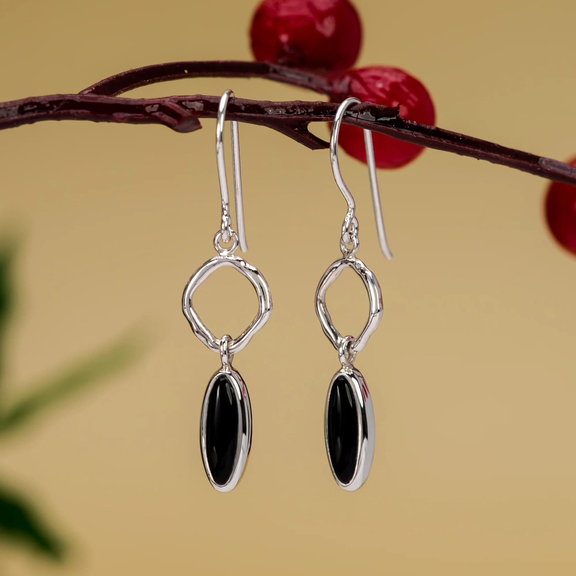 Wavy Link Oval Dangle Earrings with Stone - Image 3