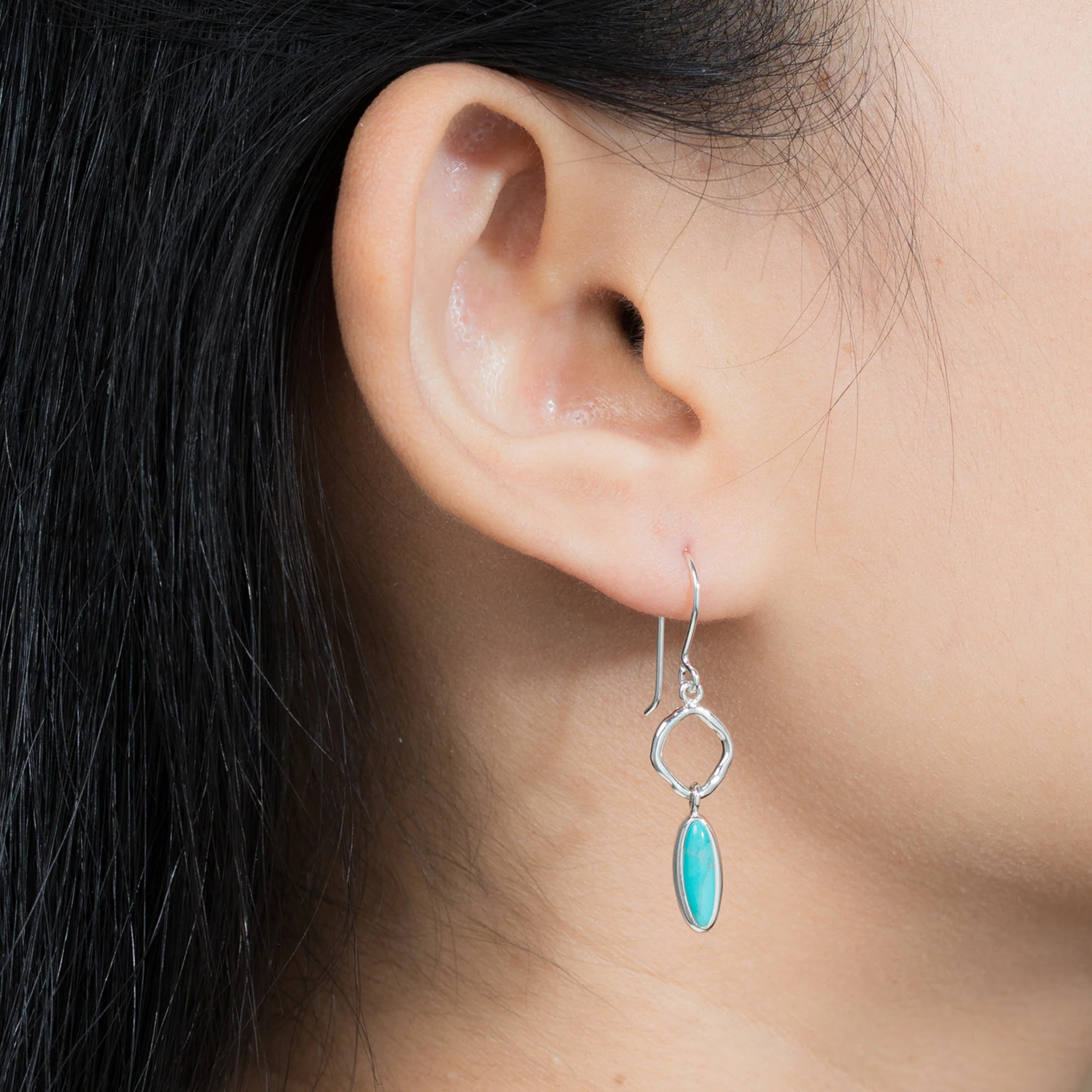 Wavy Link Oval Dangle Earrings with Stone - Image 5
